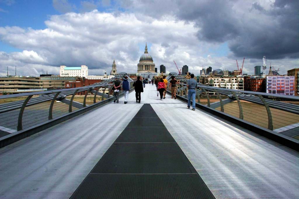 De Millennium Bridge in Londen, waarvoor Alumeco 1.700 brugprofielen leverde. Allen zijn genummerd en met behulp van een uniek systeem is het mogelijk gemaakt om de profielen on-site te assembleren.