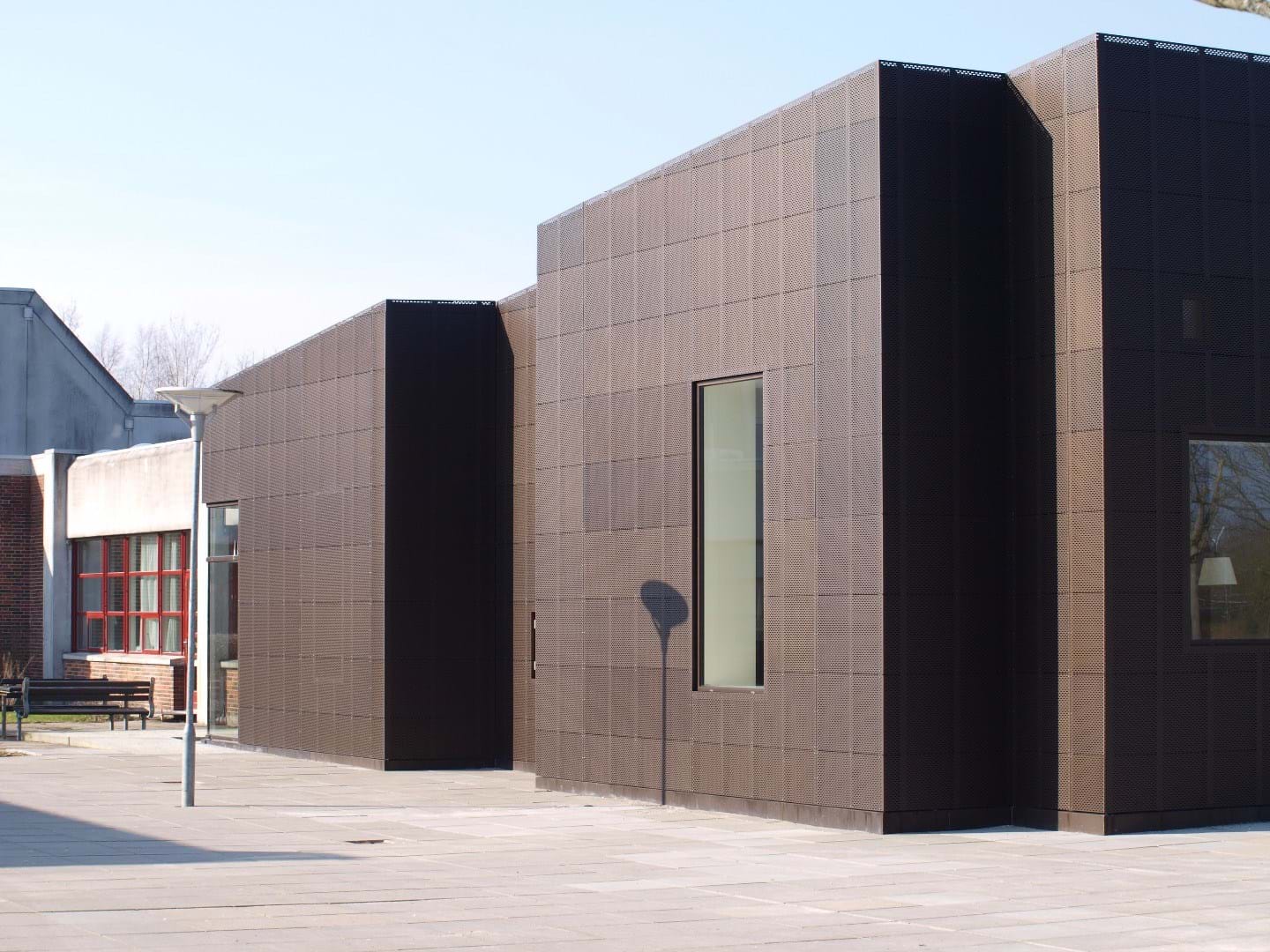 Allerød High School met gevel vervaardigd van geperforeerde aluminium platen.