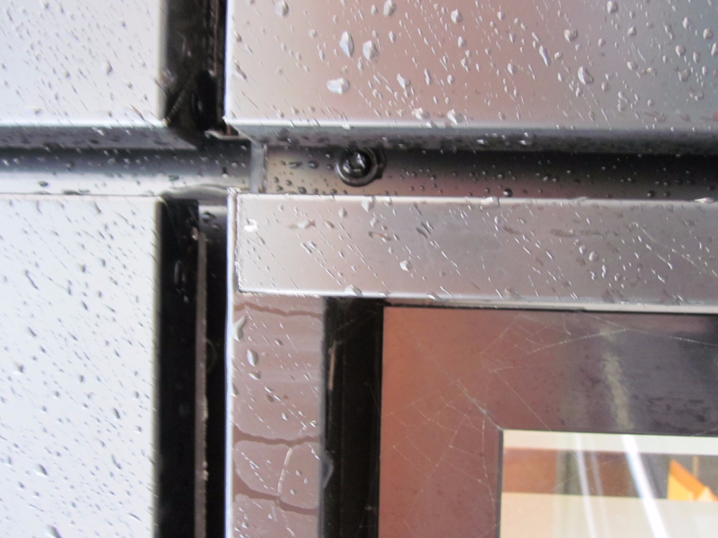 Cassettes geassembleerd en gemonteerd op de gevel