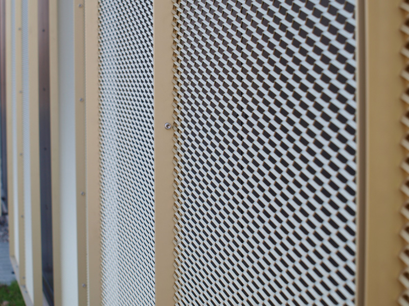 Panelen voor bescherming tegen zonlicht zijn in hoeken van 6mm aluminium en 2mm uitgerekt metaal.