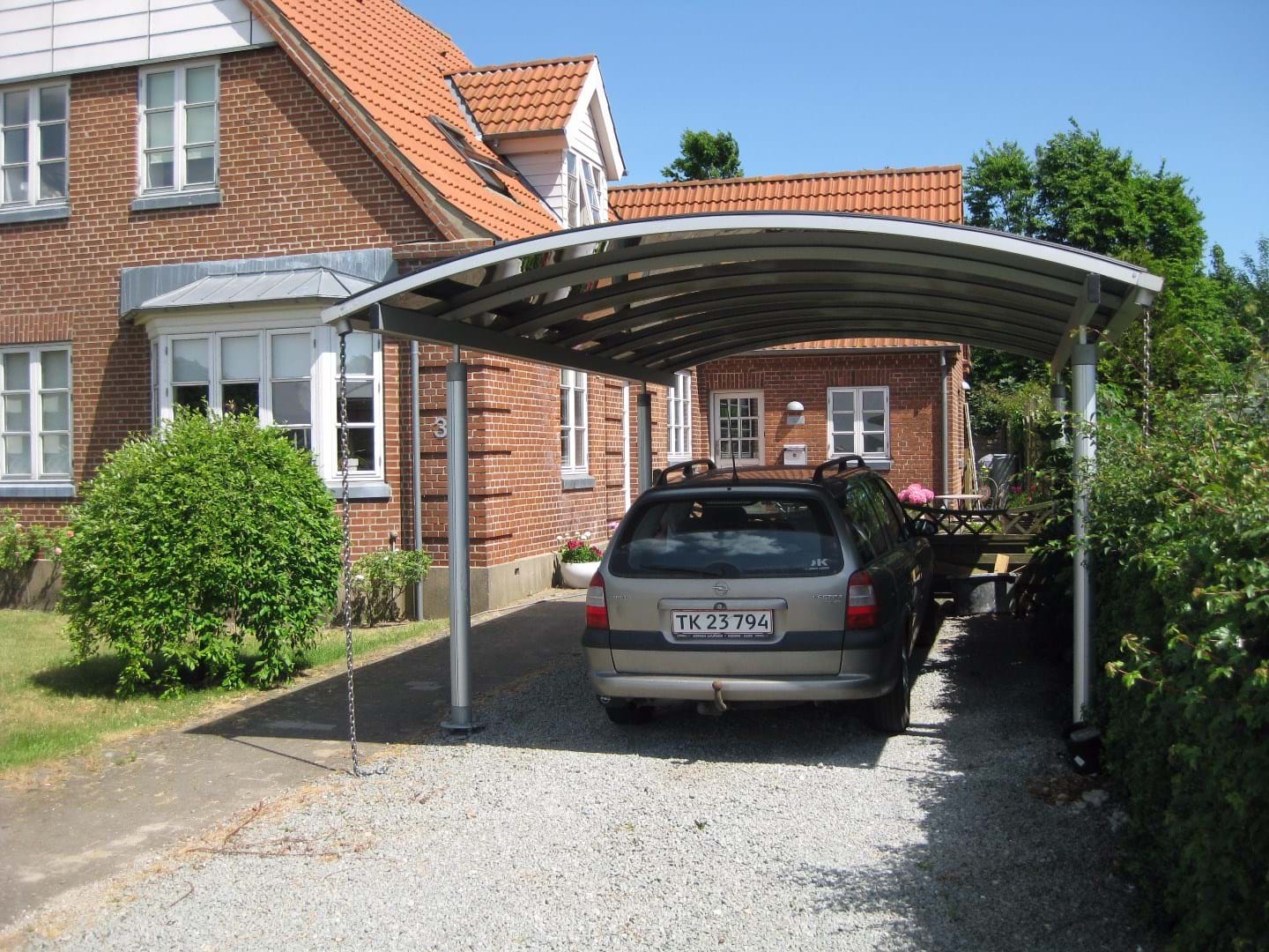 Aluminium voegt elegantie en flexibiliteit toe. 'Bij het maken van nieuwe profielen laten we dat over aan de deskundigen bij Alumeco…', zegt BASES