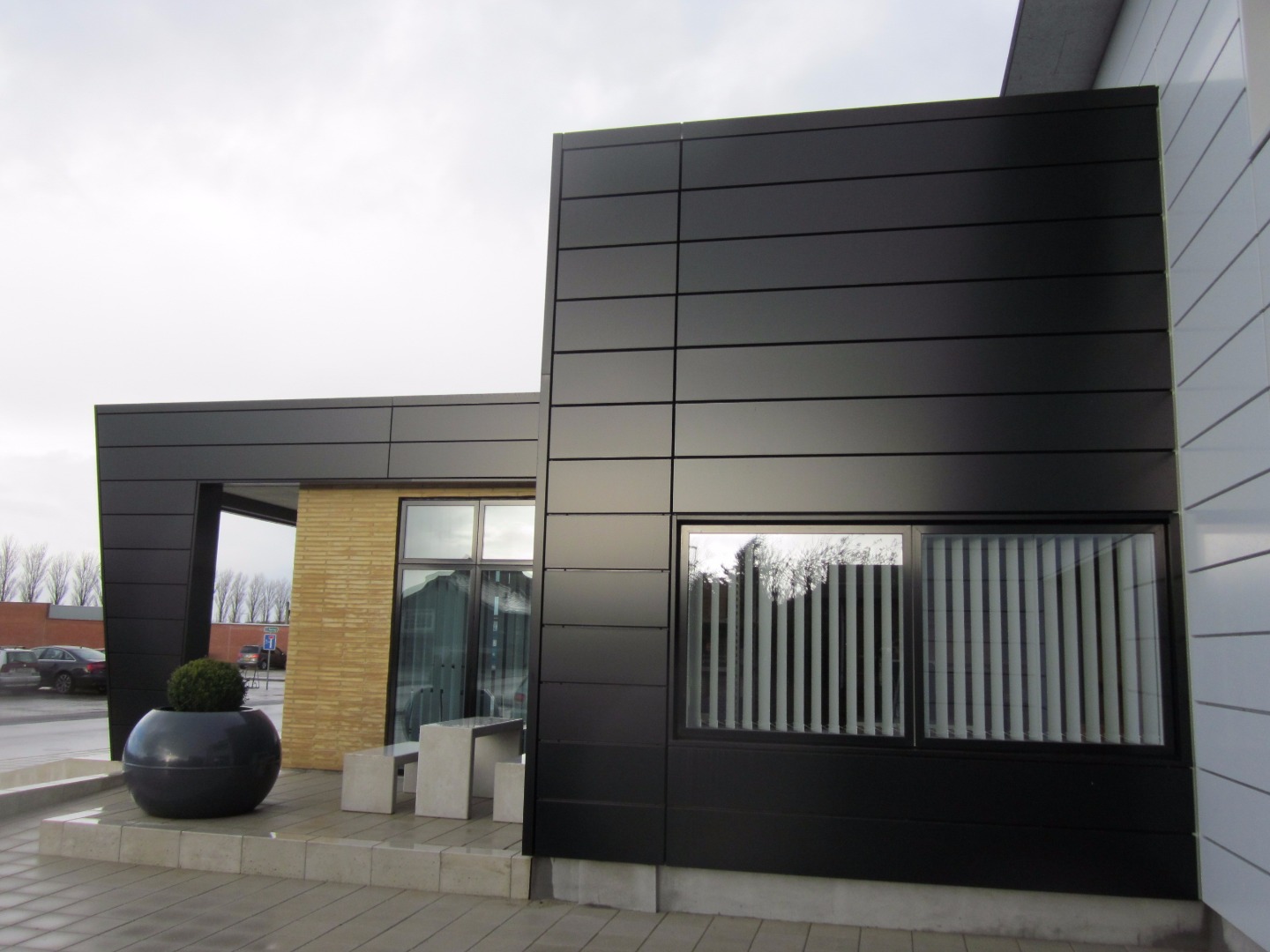Hoofdingang geïsoleerd met Alucobond