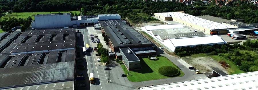 ca. 40.000m2 terrein waaronder: de kantoren, de highrack systemen, de voorraad en de productiegebouwen.
