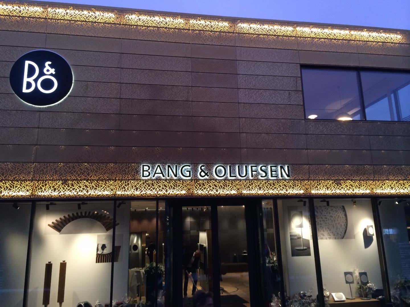 TECO Gold verfraait de gevel van de Bang & Olufsen winkel in Herning, Denemarken